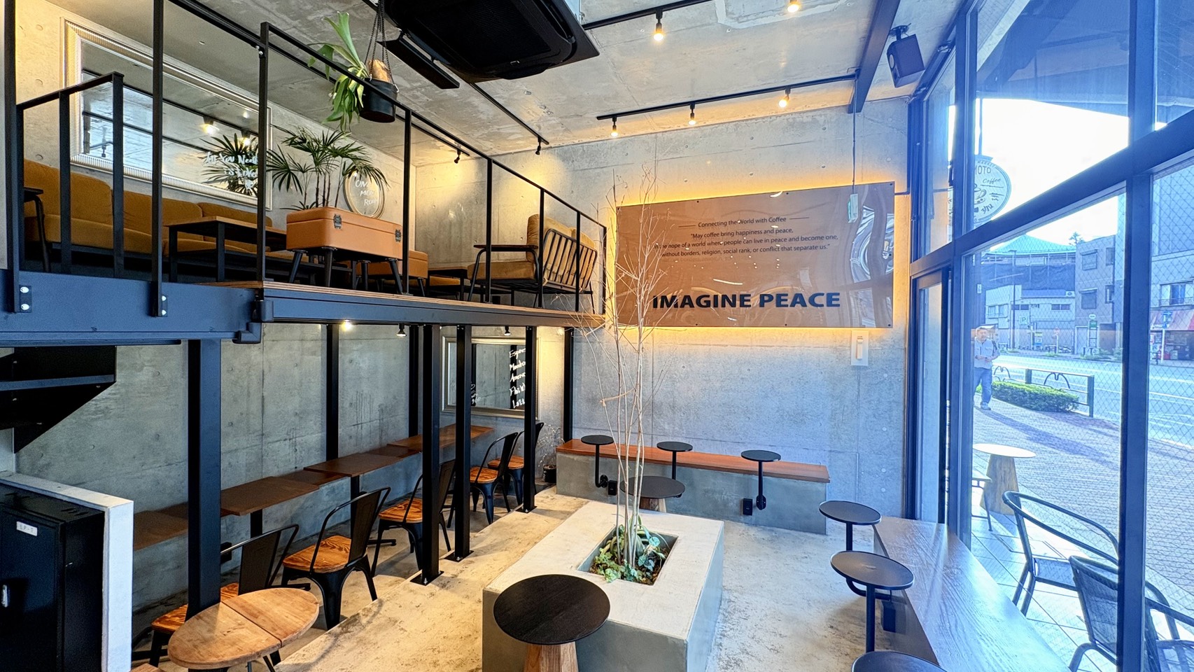 清澄白河フラッグシップ店の店内。中二階とIMAGINE PEACEのウォールアート